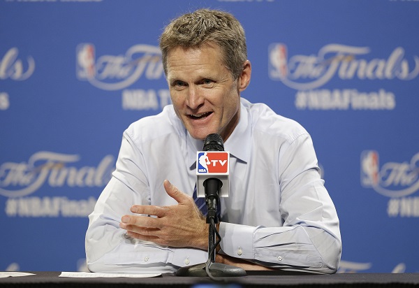 有效運用穿戴式科技,讓 Steve Kerr 這個菜鳥總教練拿下總冠軍(圖/美聯社)