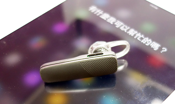 透過耳機,可以開啟手機的語音助理功能