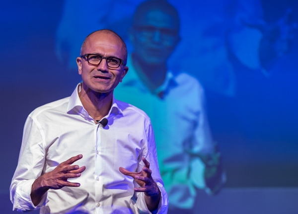 Satya Nadella 接手微軟執行長這一年間,已經兩次大幅調整公司架構。(圖片來源/彭博)