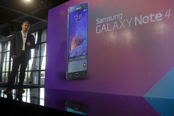 Note 4去年登場,因發表時間和iPhone過於相近,以致風采全被搶走。 (圖片來源/彭博)