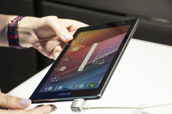 7吋的 ZenPad C 7.0 用有不錯的持握手感,同時也能擁有清晰的影像,相當適合作為隨身攜帶的追劇神器。
