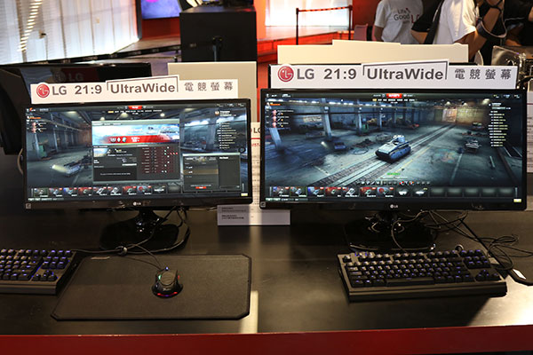 這次 LG 共推出 3 款寬比例電競顯示器,包括 25 吋的 25UM57-P(左)、29 吋的 29UM57-P(右)
