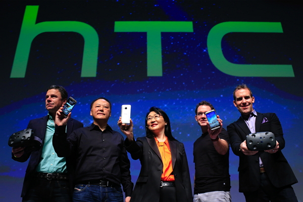 今(2015)年上半年消費者持有智慧型手機第一名愛牌寶座,由 HTC 擊敗 Samsung 手機,拿下第一。(圖片來源/彭博社)