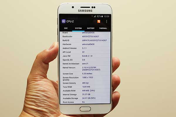 記憶體為 2GB RAM,搭配 32 GB 內建儲存空間,並可透過安裝 MicroSD 記憶卡進行擴充