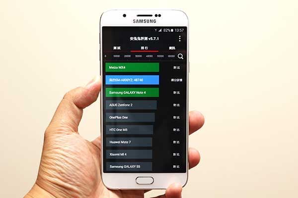 跟其他機種比較,Galaxy A8 的跑分成績並不輸給旗艦機種