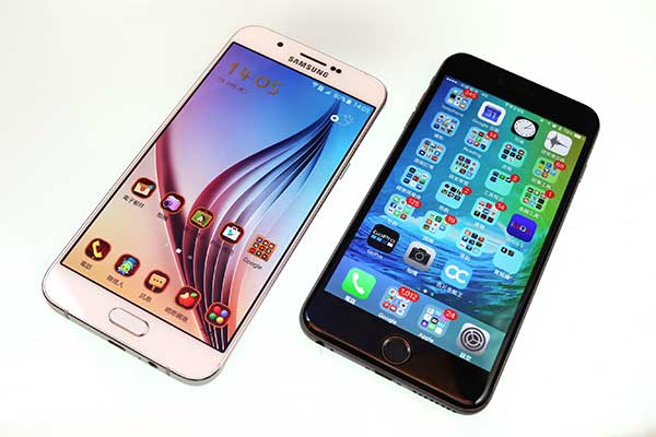 5.7 吋的 Galaxy A8(左)跟 5.5 吋的 iPhone 6 Plus 尺寸比較
