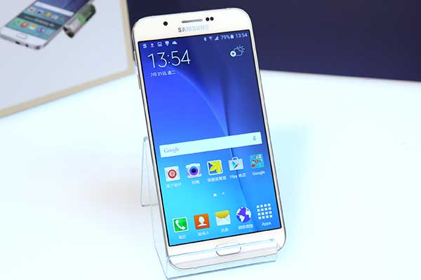 Galaxy A8 搭載 5.7 吋 SuperAMOLED 大螢幕,解析度為 Full HD 規格。