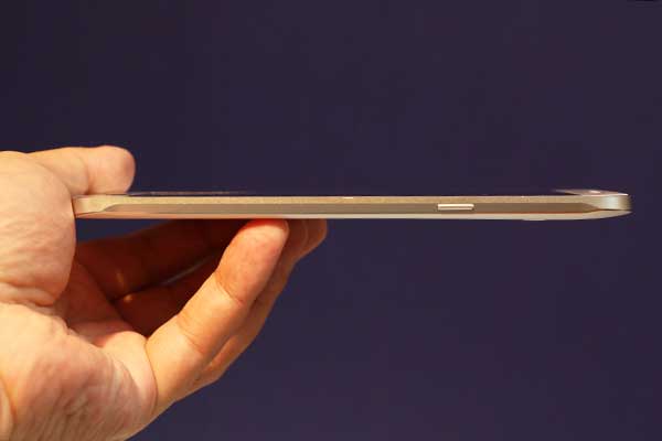 Galaxy A8  機身側邊設計,可以看到靠近機背部分採用內削的切邊,形成更好的握持手感