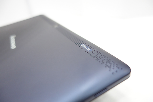 相機鏡頭設計在平板中央