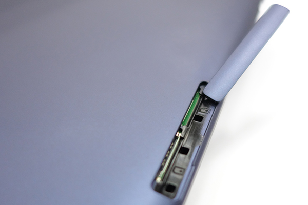 可以透過插入 Micro-SIM 卡獲得行動網路功能