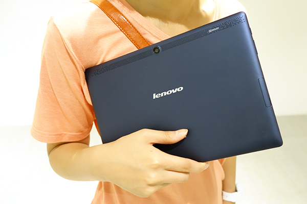 背蓋觸感柔軟，手持還算舒適