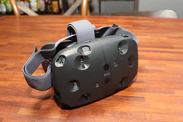 Vive 眼鏡本體，可以看出其上佈滿了感應器