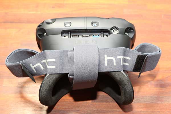 Vive 眼鏡上方配置，可以看出主要支撐點都位在眼鏡上方