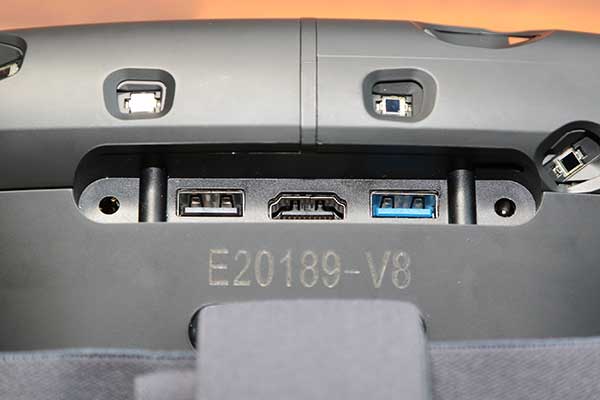 採用有線的連接介面，透過 HDMI 以及 USB 雙連線與主機連結