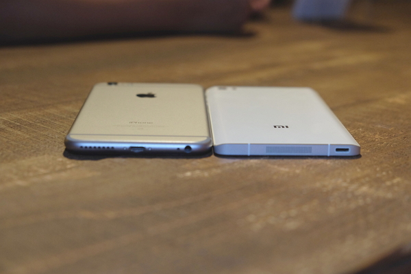5.7吋的小米Note,厚度僅6.95mm,比iPhone 6 Plus厚度7.1mm還薄。(記者陳炳宏攝)