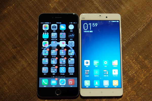 5.7吋的小米Note與5.5吋的iPhone 6 Plus相較,螢幕大小相仿。(記者陳炳宏攝)