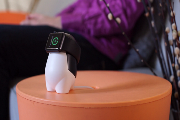 WATCHme 是無線設計,所以在使用的時候要用到 Apple Watch 原裝的磁力充電線,才會讓你的手錶牢牢的固定在支架上。(圖片來源/截取自影片)