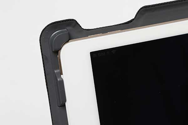 Type+ 的平板固定方式採用邊角 SecureLock 進行固定