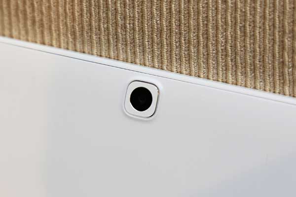 Tab S2 的後鏡頭採用 800 萬畫素感光元件,搭配 F1.9 大光圈鏡頭