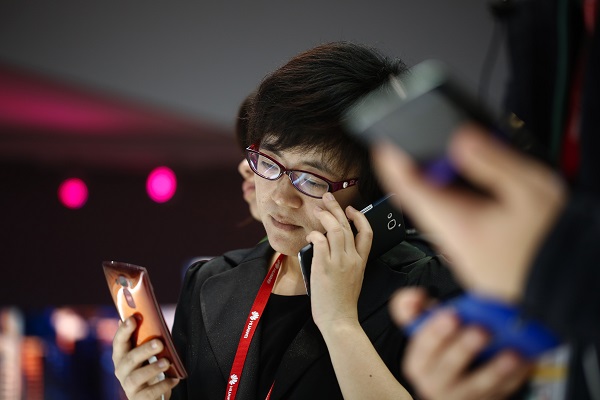 G Flex 系列手機,最大特色在於其彎曲螢幕(圖片來源/彭博)
