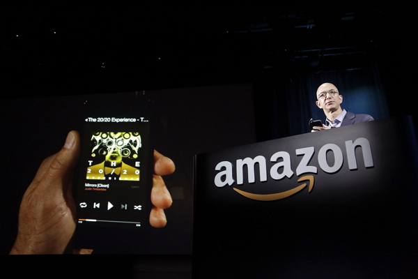 全球電商龍頭亞馬遜(Amazon)去年推出的「Fire Phone」,無疑是一款極為失敗的超級手機。(圖片來源/路透)