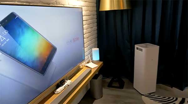 未在台灣上市的小米電視(左)、小米空氣淨化器等(右)等,都在展示之列,但並未販售