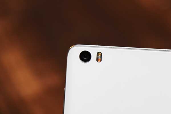 小米 Note 這次採用 1300 萬畫素的 Sony 相機模組