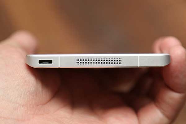 小米 Note 機身底部,具有揚聲器以及 MicroUSB  連接埠