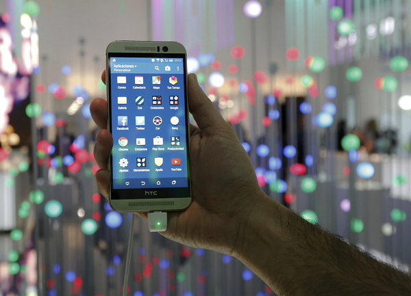 僅管今年推出的新款旗艦機 HTC One M9 獲得市場不錯的評價,但卻無助於手機銷量。(圖片來源/路透)