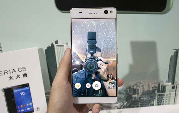 Xperia C5 Ultra 使用的極細邊框讓 6 吋螢幕看起來更大