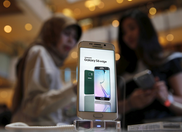 S6 Edge 有雙曲面螢幕設計,外觀上看起來相當美麗。(圖片來源/路透)