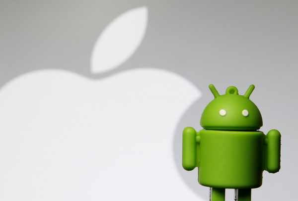 面對蘋果的強力競爭,Android 手機廠整併資源以力抗大敵的景況似乎已不可避免(圖片來源/路透)