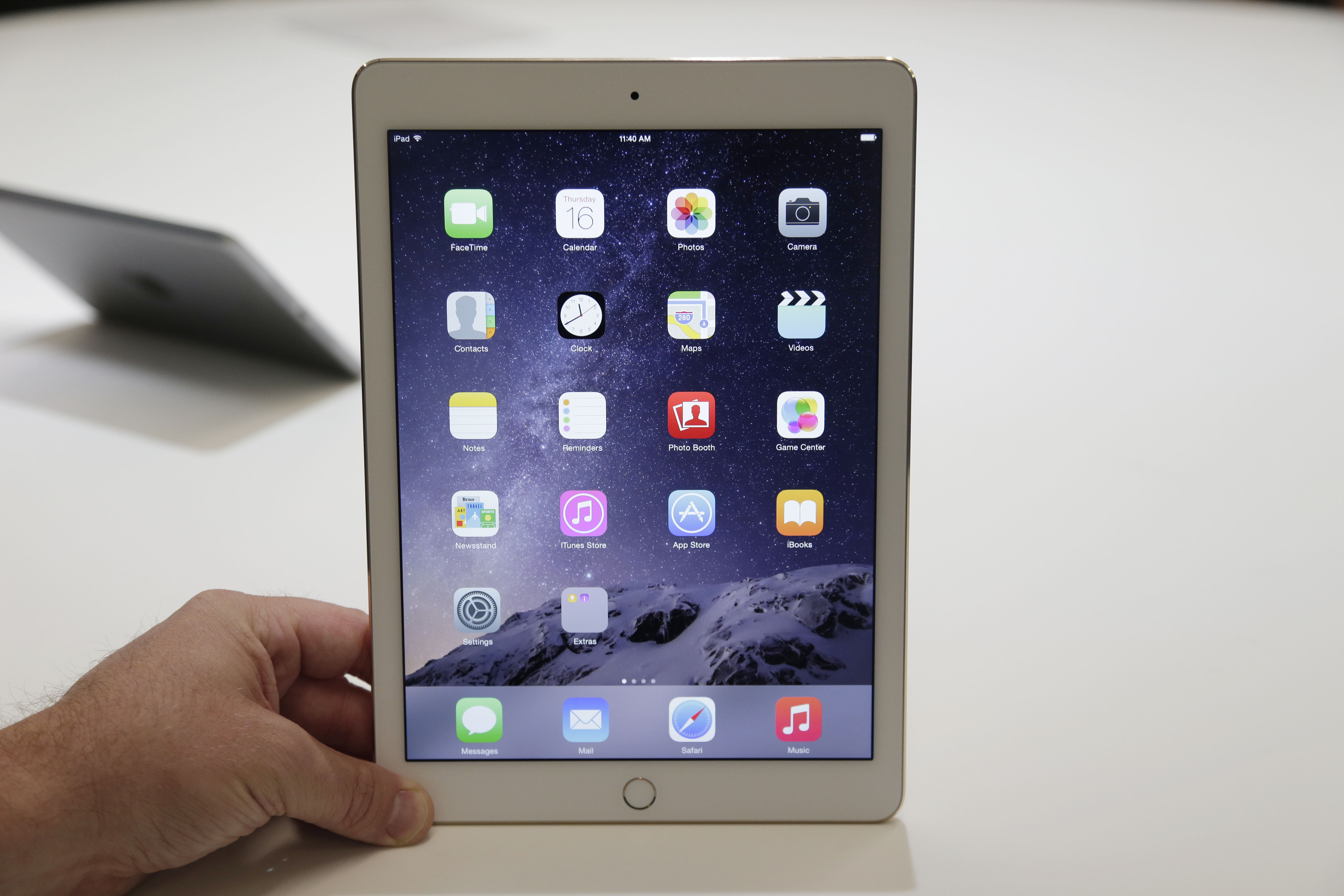 傳聞將在今年開賣的 12.9 吋大尺寸 iPad Pro 之外,還有 iPad Air 3 和 iPad mini 3 後繼機種 iPad mini 4 (圖片來源/美聯社)