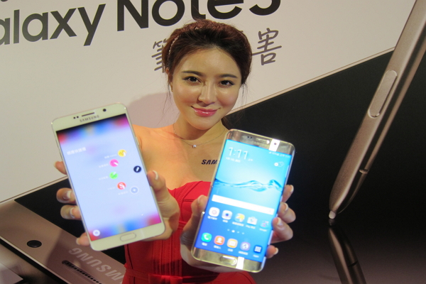 大尺寸螢幕手機現在越來越受到青睞，但對手的負擔也不小。（圖片來源／記者王憶紅攝）