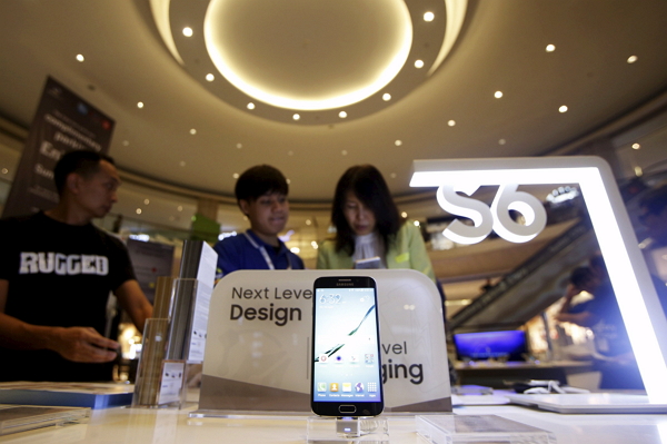 以整體效能來說，三星 Galaxy S6 榮獲最佳智慧手機。（圖片來源／彭博社）