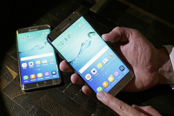 預估 Exynos M1 將應用於明年推出的三星旗艦機 Galaxy S7。圖為三星上週推出的新機 Galaxy S6 Edge+(圖片來源/路透)