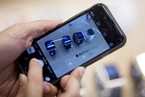 由於新 iPhone 推出的週期變短,果粉常常買了新機又要期待下一代產品(圖片來源/彭博)