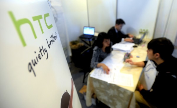 中國媒體笑稱,HTC 之所以會推出名為 O2 的手機,是因為「HTC 缺氧快死了,需要 O2(氧氣)急救!」(圖片來源/記者王憶紅攝)