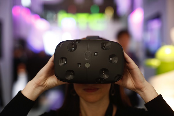HTC 面對難以挽救的智慧型手機市佔率，已經提早一步踏進 VR 裝置領域（圖片來源／法新社）