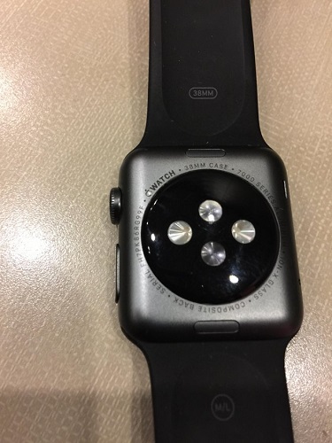仔細看左上方的 Apple 圖樣,可以發現已經毀損(圖片來源/appleinsider)