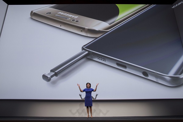 在 iPhone 6 Plus 推出後,Samsung 在大尺寸螢幕手機市場的優勢不再(圖片來源/路透社)