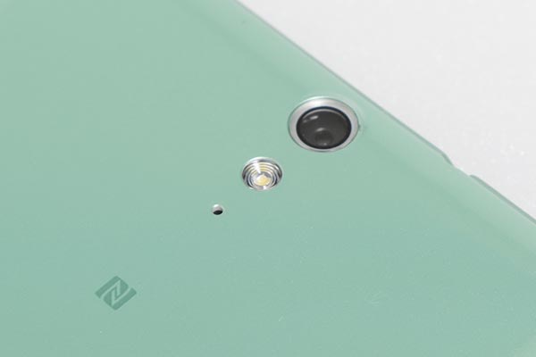 C5 Ultra 主相機採用 1300 萬畫素的設定,並且具有補光燈