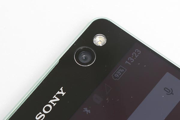 C5 Ultra 前相機同為 1300 萬畫素的設定,一旁也具有補光燈設計