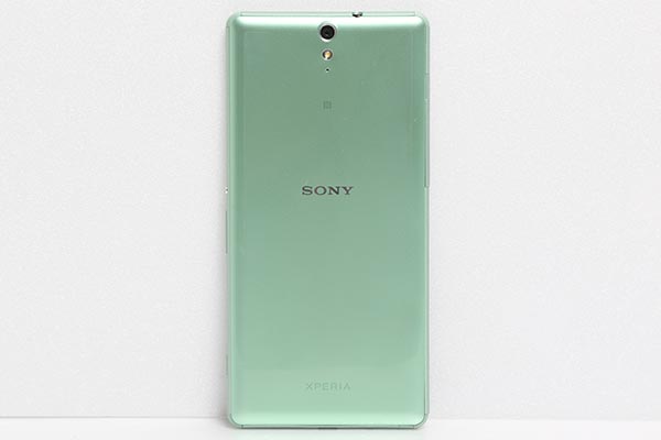 機身背面採用亮面烤漆材質