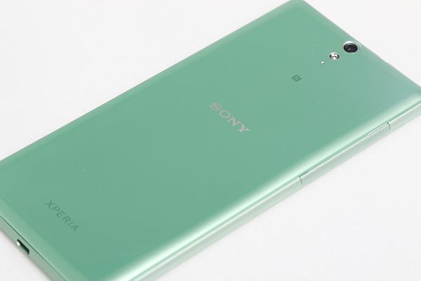 在機身背面邊緣處具有弧狀設計,增加握持手感,但仍易手滑