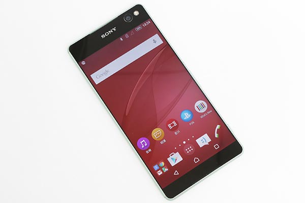 在色彩的表現上並沒有太過出色，甚至有種對比度不太夠的感覺