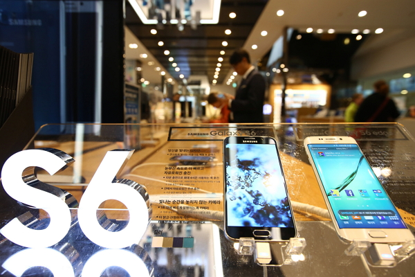 三星 Galaxy S6 只要 48 分鐘就能夠充滿 80% 的電力,在所有手機中居冠(圖片來源/彭博社)