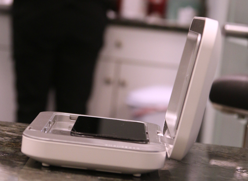 「PhoneSoap」可以在充電時順便替手機殺菌(圖片來源/PhoneSoap)