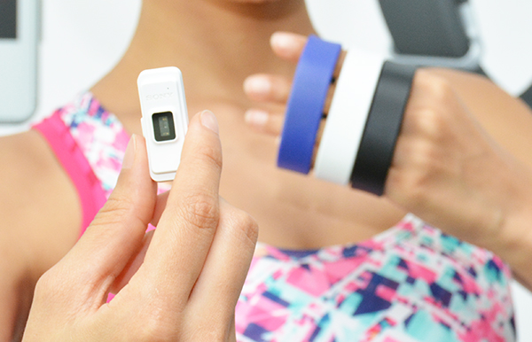 SmartBand 2 有推出黑白兩色,並且可以選購靛藍色腕帶,也可以使用第一代 SmartBand SWR10 的腕帶