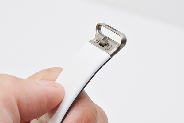 SmartBand 2 改善了扣帶設計,不會在有像第一代手環一樣,容易脫落的問題